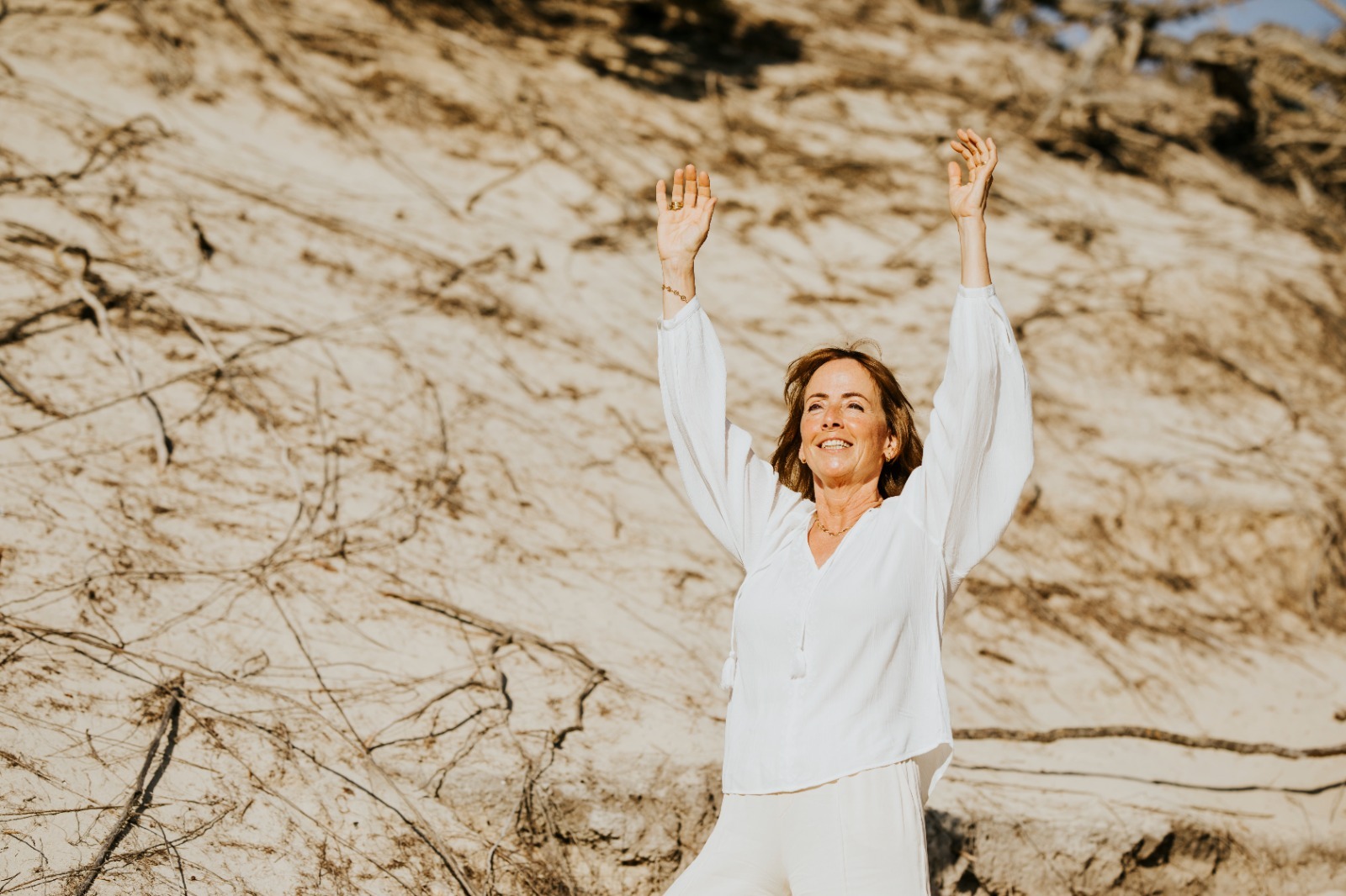 Vrouw ervaart vrijheid, innerlijke rust en positieve energie - holistische healing en persoonlijke groei bij EssentieHealing Vrouw ervaart vrijheid, innerlijke rust en positieve energie - holistische healing en persoonlijke groei bij EssentieHealing
