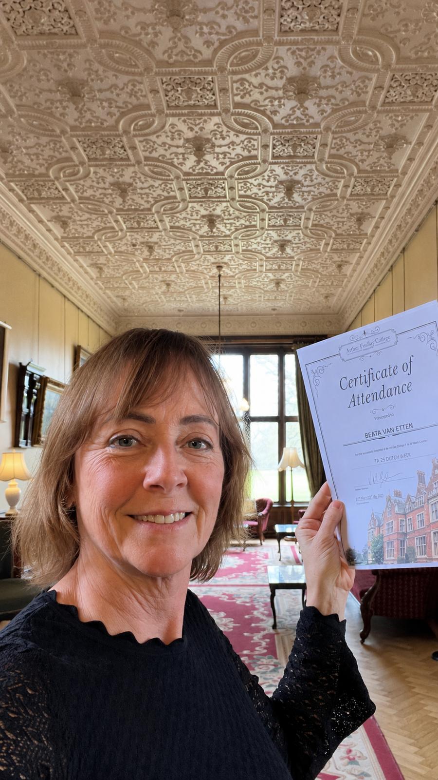 Trance Healing - Arthur Findlay College | Beata van Etten Beata van Etten met certificaat van Arthur Findlay College na training in trance healing