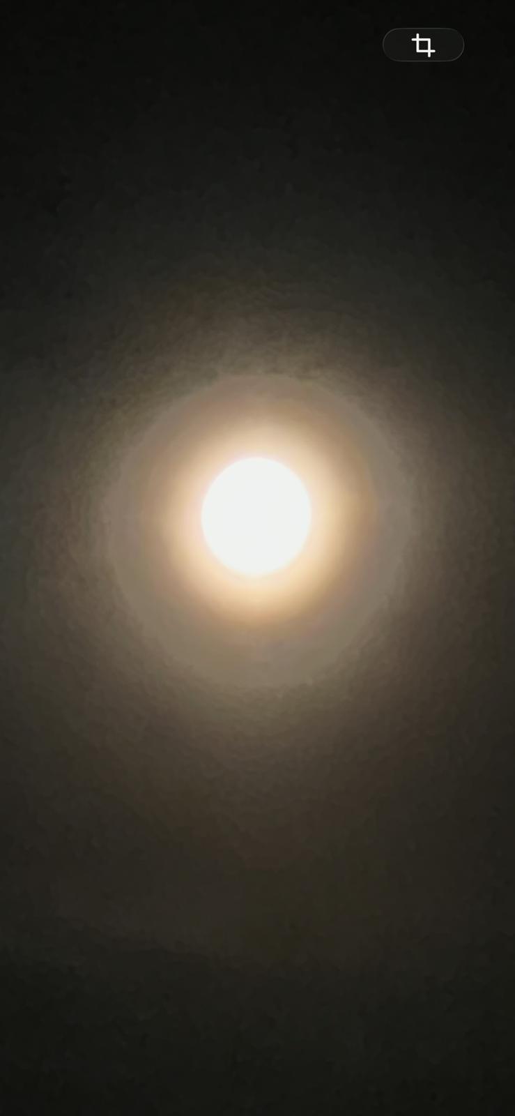 Volle maan met zachte lichtkring aan de nachtelijke hemel