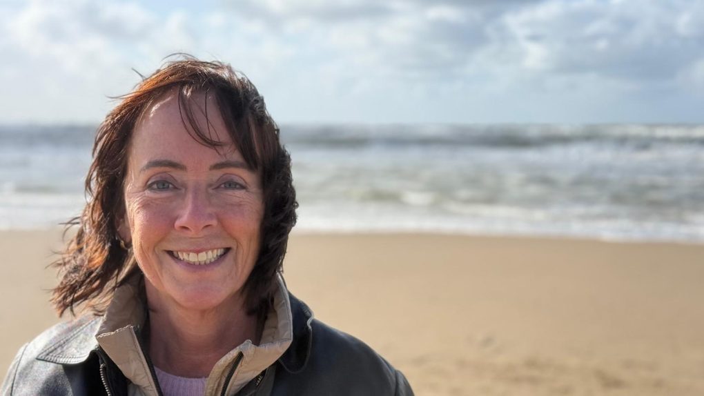 Beata van Etten | Healing & Astrologie Beata van Etten op het strand, energetisch therapeut en astroloog